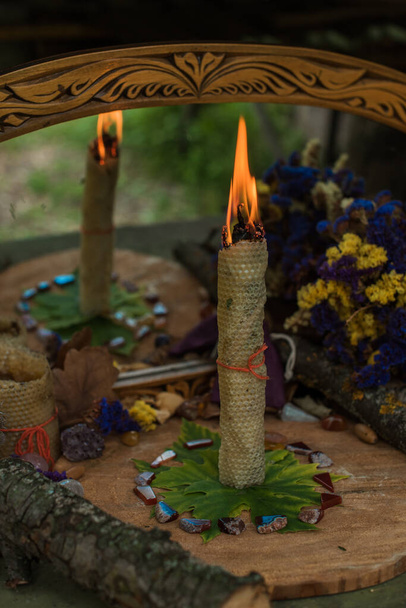 Волшебный ритуал со свечой. Концепция язычества и викки, славянской магии - Фото, изображение