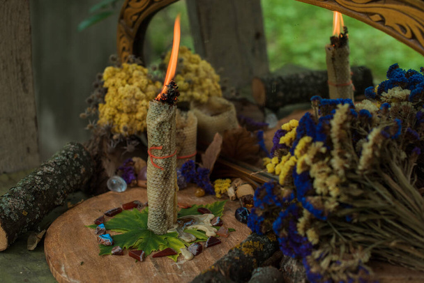 Magisch ritueel met een kaars. Concept van heidendom en Wicca, Slavische magie - Foto, afbeelding