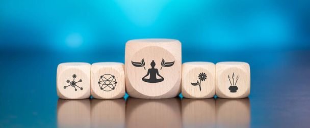 Дерев'яні блоки з символом концепції медитації на синьому фоні
 - Фото, зображення