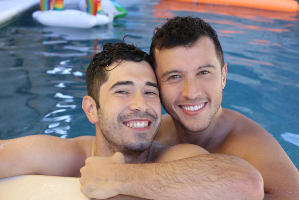 Mutlu genç eşcinsel çift havuzda eğleniyor. - Fotoğraf, Görsel