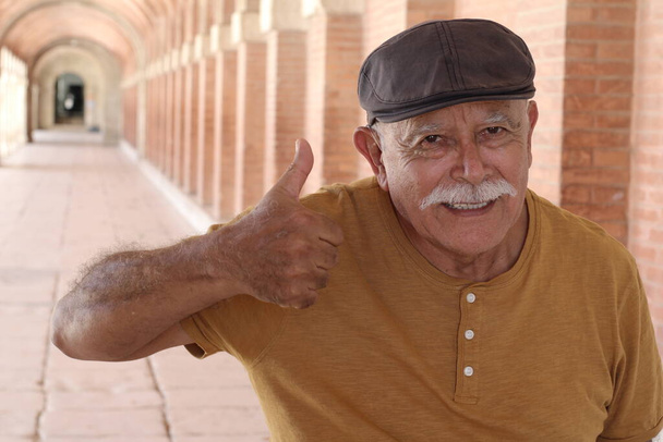 ritratto di felice uomo anziano guardando la fotocamera e mostrando pollice in su - Foto, immagini