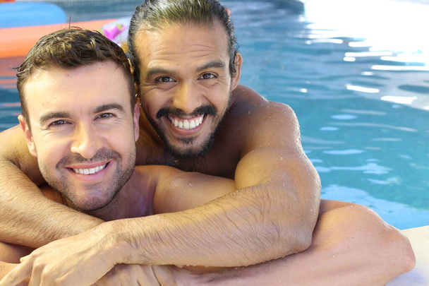boldog fiatal meleg pár élvezik az együtt töltött időt a medencében - Fotó, kép