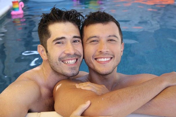 Mutlu genç eşcinsel çift havuzda eğleniyor. - Fotoğraf, Görsel