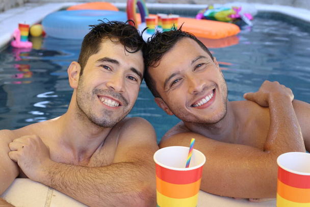 onnellinen nuori homo pari nauttivat aikaa yhdessä uima-altaassa - Valokuva, kuva