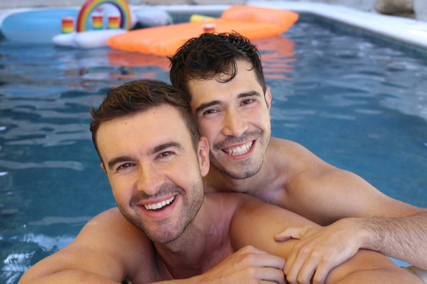 feliz jovem gay casal aproveitando seu tempo juntos no piscina - Foto, Imagem