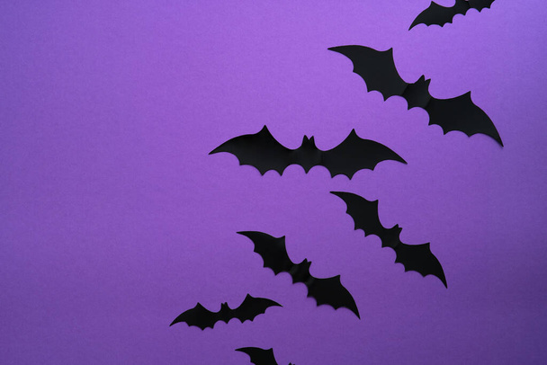 Halloween bats decorations on purple background. Flat lay, top view, minimal style. - Foto, Imagem
