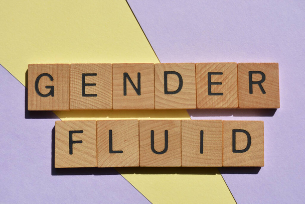 Gender Fluid, Wörter in hölzernen Buchstaben isoliert auf dem Hintergrund - Foto, Bild