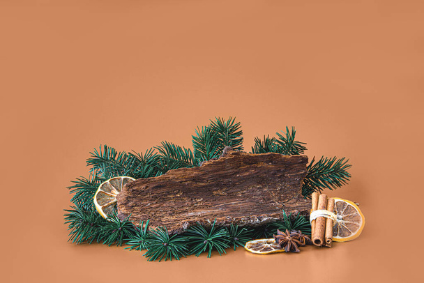 композиція гілок ялинки, кори дерева та сушених спецій
 - Фото, зображення