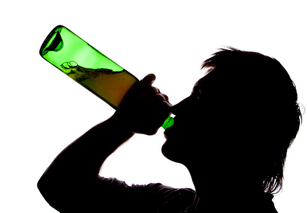 Silueta de hombre bebiendo alcoho
 - Foto, Imagen