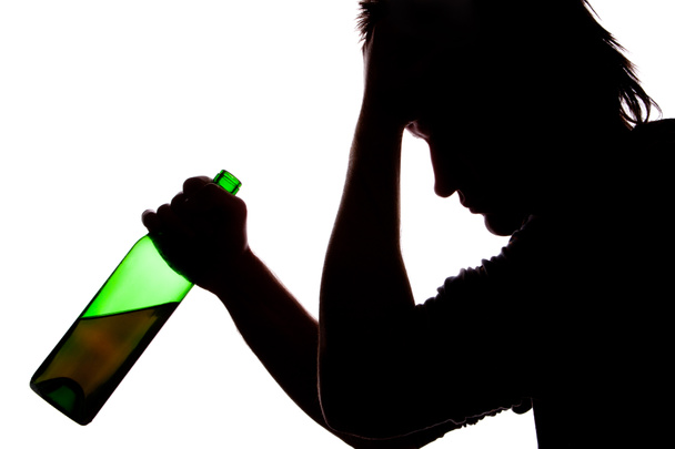 Silhouette d'homme triste buvant de l'alcool
 - Photo, image