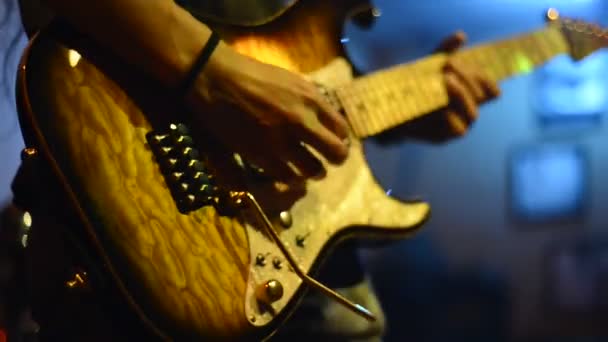 Mains jouant à la guitare
 - Séquence, vidéo