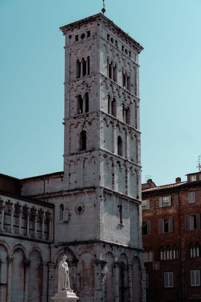 A vertical shot of the San Michele in Foro church in Lucca, Tuscany, central Italy - Foto, immagini