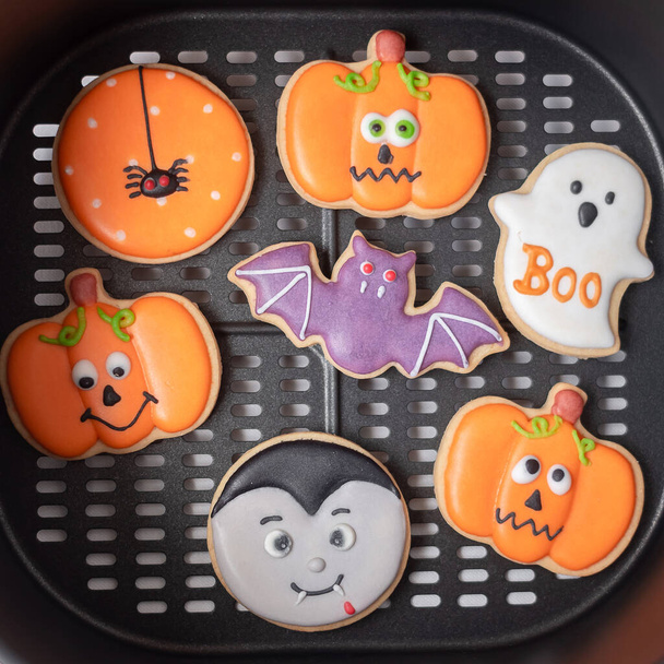 Χαλογουίν αστεία μπισκότα στο δίσκο. Trick or Threat, Happy Halloween, Hello Οκτωβρίου, φθινόπωρο, Εορταστική, κόμμα και έννοια των διακοπών - Φωτογραφία, εικόνα