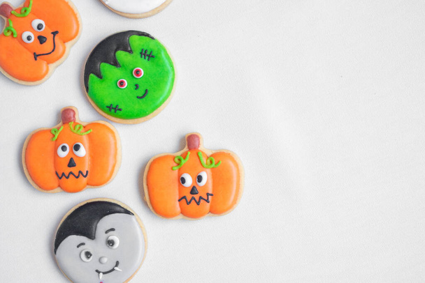 Halloween lustige Kekse auf weißem Hintergrund. Trick oder Drohung, Happy Halloween, Hallo Oktober, Herbst Herbst, Fest, Party- und Urlaubskonzept - Foto, Bild