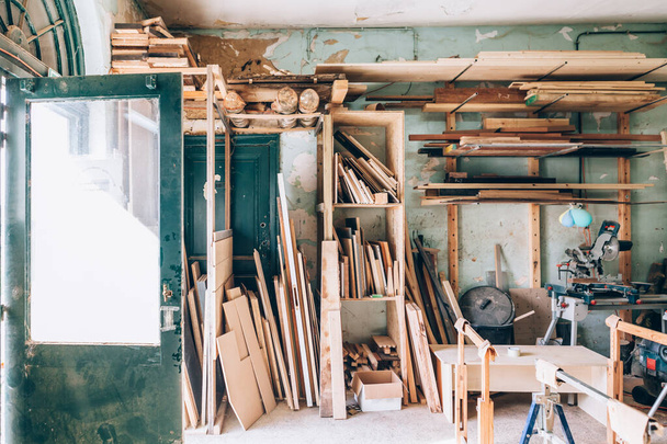 A vintage woodwork workshop full of wooden pieces and planks - Foto, imagen