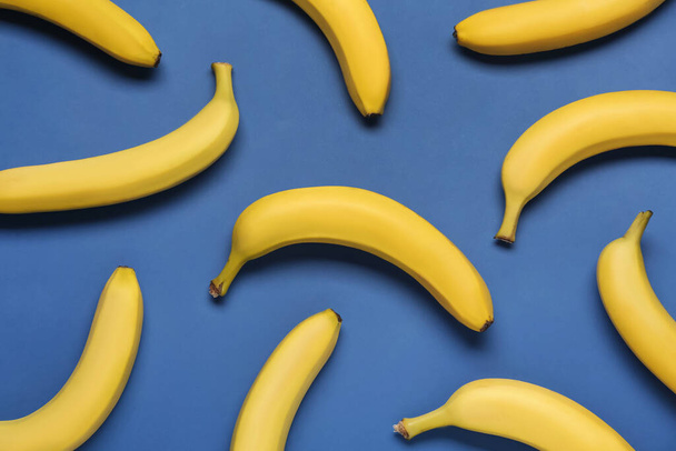 Dojrzałe żółte banany na niebieskim tle, płaskie leżaki - Zdjęcie, obraz