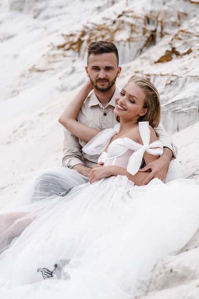Schöne Hochzeitspaar Braut und Bräutigam Hochzeitstag im Freien am Ocean Beach. Glückliche Ehe - Foto, Bild