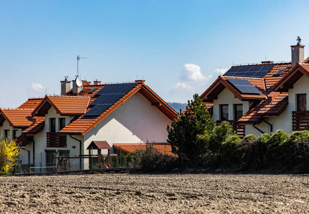 Ηλιακοί ηλεκτρικοί συλλέκτες σε οροφή σπιτιού  - Φωτογραφία, εικόνα