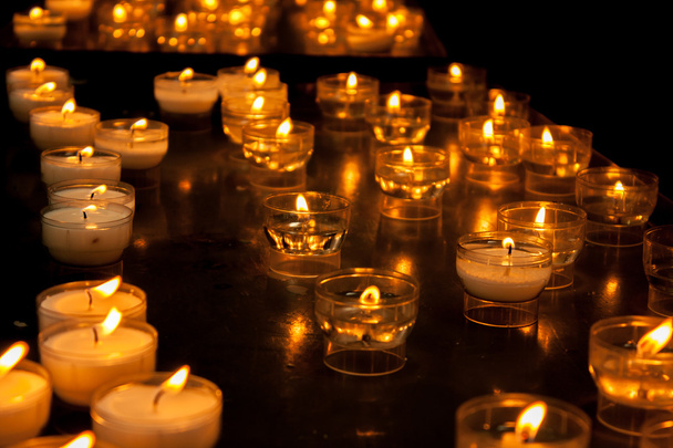 Romántica brillante larga fila de velas ardiendo
 - Foto, imagen