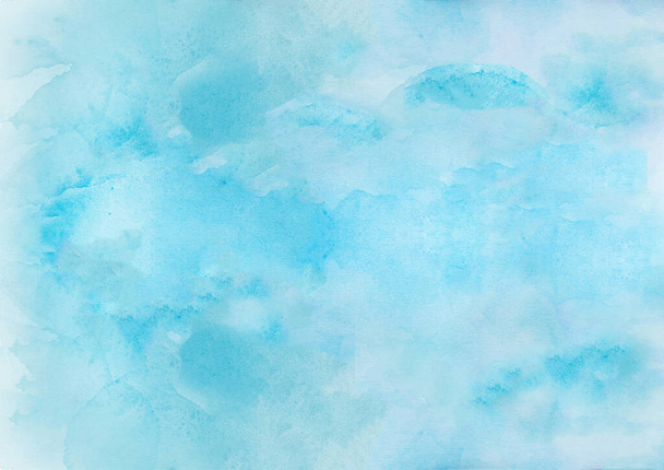 Acuarela ilustración arte abstracto azul claro color textura fondo, nubes y cielo patrón. Mancha de acuarela pintar a mano nublado en papel acuarela para banner de papel pintado y cualquier deseo - Foto, Imagen