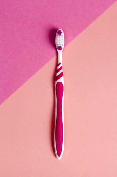 Cepillo de dientes rosa sobre fondo rosa. Copiar espacio. - Foto, Imagen