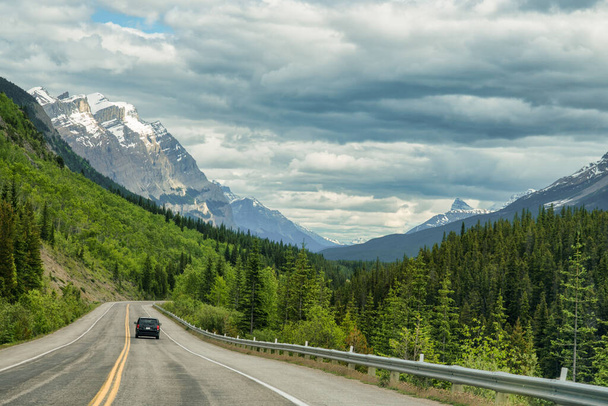 O Parque Nacional de Banff, o primeiro parque nacional do Canadá, foi criado em 1885 e contém uma série de picos glaciares, geleiras, lençóis de gelo, lagos glaciares e prados alpinos que estão entre os mais altos do continente norte-americano.. - Foto, Imagem