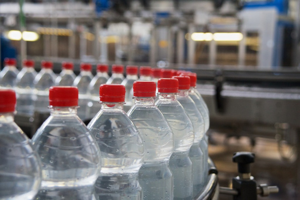 Imbottigliamento di acqua minerale in bottiglie di plastica
 - Foto, immagini