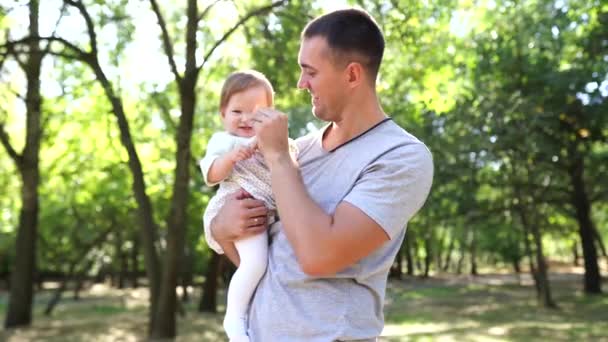 Glücklicher junger Vater verbringt Zeit mit kleiner Tochter im Freien - Filmmaterial, Video