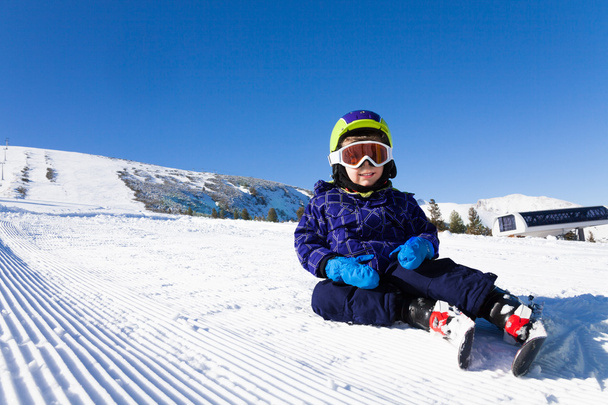 Junge sitzt auf dem Schnee - Foto, Bild