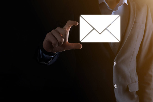 Email e icona utente, segno, simbolo marketing o concetto di newsletter, diagram.Invio di email.Bulk mail.Email e sms concetto di marketing. Regime delle vendite dirette nelle imprese. Elenco dei clienti per mailing - Foto, immagini