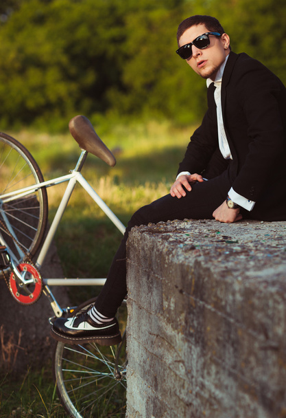 junger stylischer Kerl mit Fahrrad im Freien - Foto, Bild