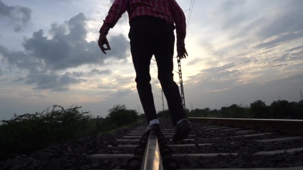 Mies kävelee Intian rautatie radalla. - Materiaali, video