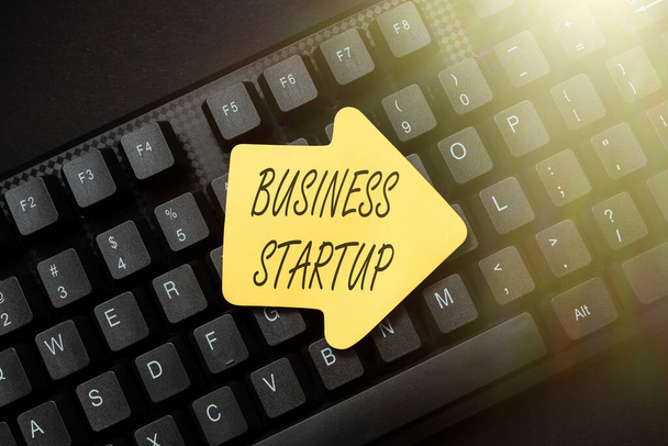 Business Startup kijelzése. Koncepció jelentése cég, amely az első szakaszban a műveletek Online böngészés és feltárása, létrehozása Blog Tartalom, küldése új üzenetek - Fotó, kép