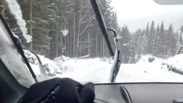 雪上の山道で車を運転し - 映像、動画