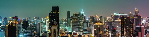 Nocny pejzaż miejski i wieżowce w centrum metropolii - Zdjęcie, obraz