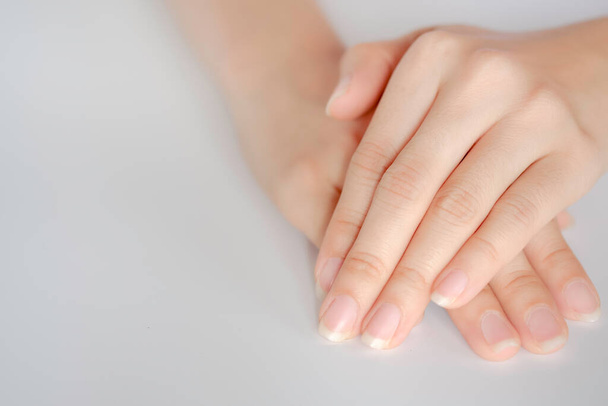 Close-up vingernagel van vrouwen, concept van de gezondheidszorg van de vingernagel. - Foto, afbeelding