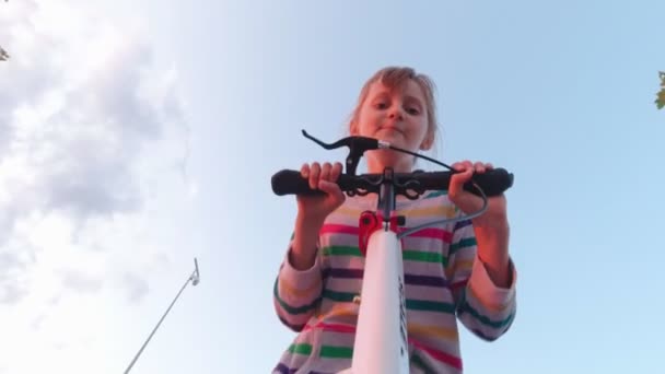 Kız bir scooter sürme - Video, Çekim