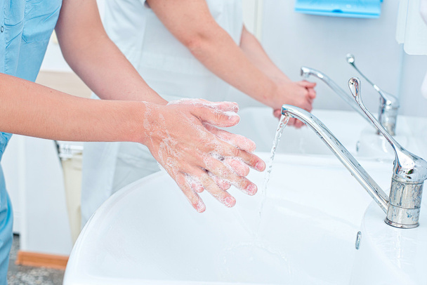 Surgeon washing hands before operation - Zdjęcie, obraz