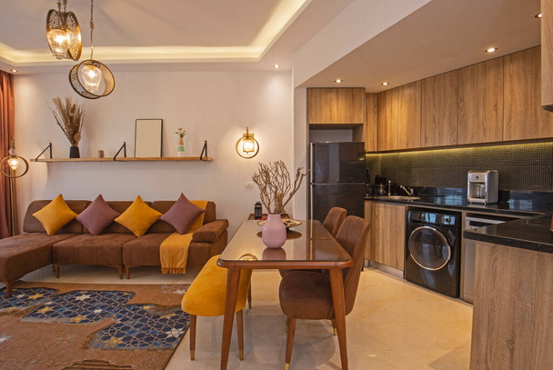 Σαλόνι σαλόνι σε πολυτελές διαμέρισμα δείχνουν το σπίτι δείχνει εσωτερική διακόσμηση επίπλωση με κουζίνα - Φωτογραφία, εικόνα