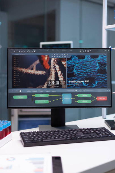 Υπολογιστή με ερευνητή μικροβιολογίας που αναπτύσσεται στο τραπέζι - Φωτογραφία, εικόνα