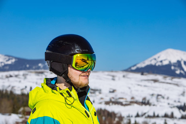 Kypärä- ja hiihtomaskimies. heijastus. talvella toimintaa. aurinkoinen päivä - Valokuva, kuva