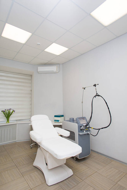 Лазерне епіляційне обладнання в сучасній косметологічній клініці видалення волосся
. - Фото, зображення