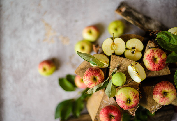 rustic apples from the garden with leaves - Foto, Imagem