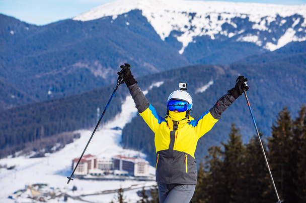 žena v lyžařském vybavení na vrcholu kopce. životní styl - Fotografie, Obrázek