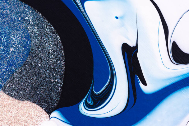 Azul blanco negro acrílico abstracto creativo tendencia fondo. Textura artística fluida. Líneas dinámicas, un toque de pasión, libertad. Forma de presentación de páginas web, folletos, folletos, tarjetas de visita - Foto, imagen