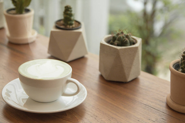 Mleko zielona herbata latte w filiżance na tle drewna - Zdjęcie, obraz
