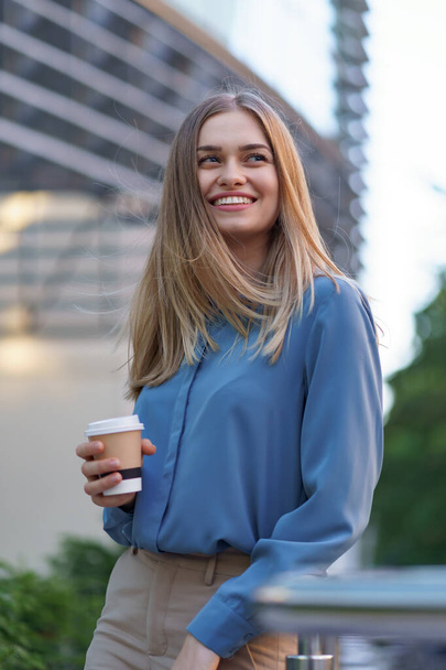 Mujer carismática bebiendo café para ir al trabajo - Foto, imagen