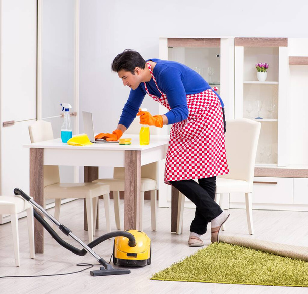Wykonawca sprząta dom wykonując prace domowe - Zdjęcie, obraz