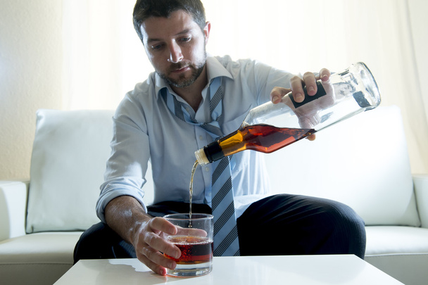 Бізнесмен в синій сорочці п'яний за столом на білому тлі
 - Фото, зображення