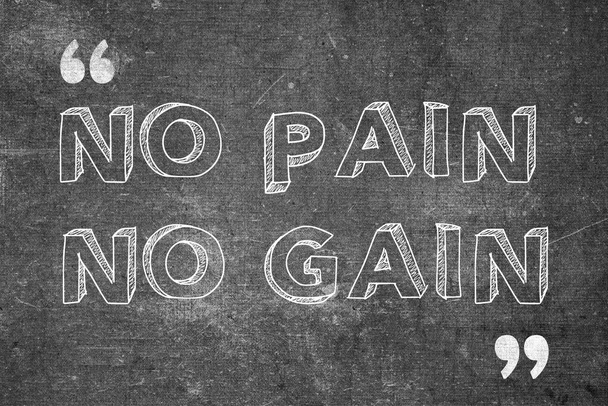 No Pain No Gain quote design using chalk writing style on the black board. Используется в качестве вдохновляющего плаката для таких понятий, как мышление успеха, сила воли и мотивация себя. - Фото, изображение